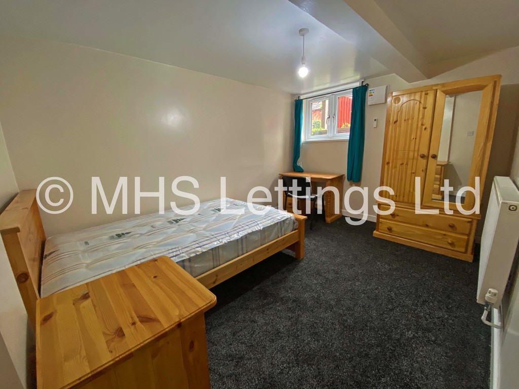 Photo of 5 Bedroom Mid Terraced House in 45 Royal Park Terrace, Leeds, LS6 1EX