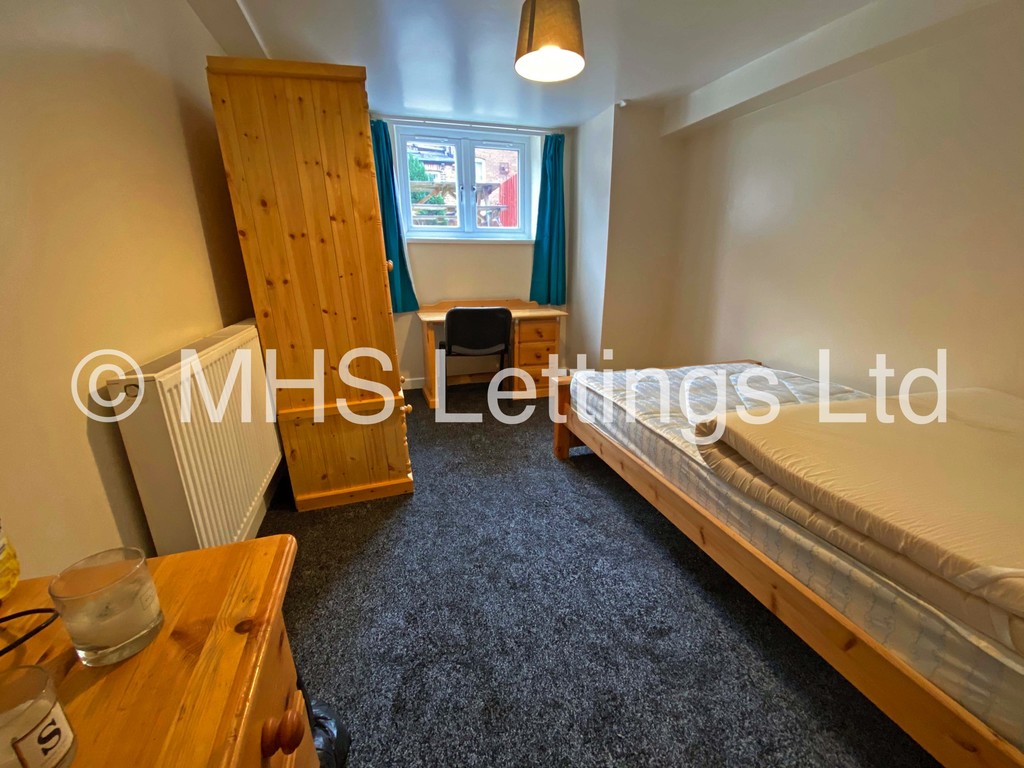 Photo of 5 Bedroom Mid Terraced House in 45 Royal Park Terrace, Leeds, LS6 1EX