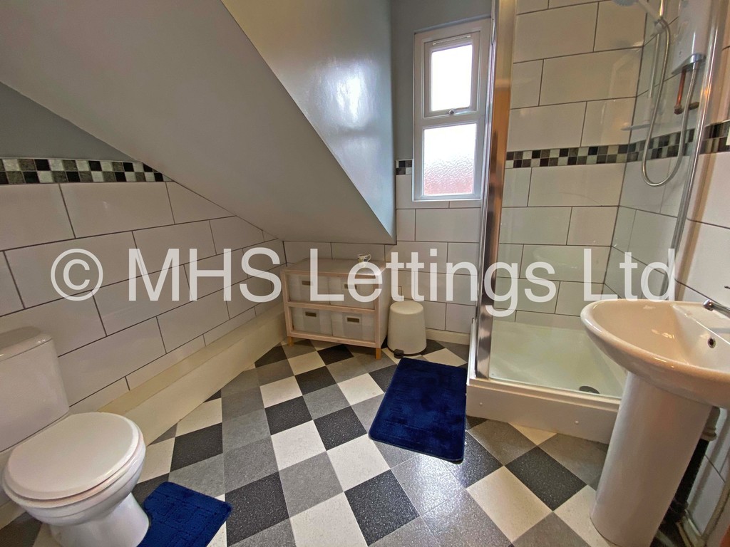 Photo of 5 Bedroom Mid Terraced House in 45 Royal Park Terrace, Leeds, LS6 1EX