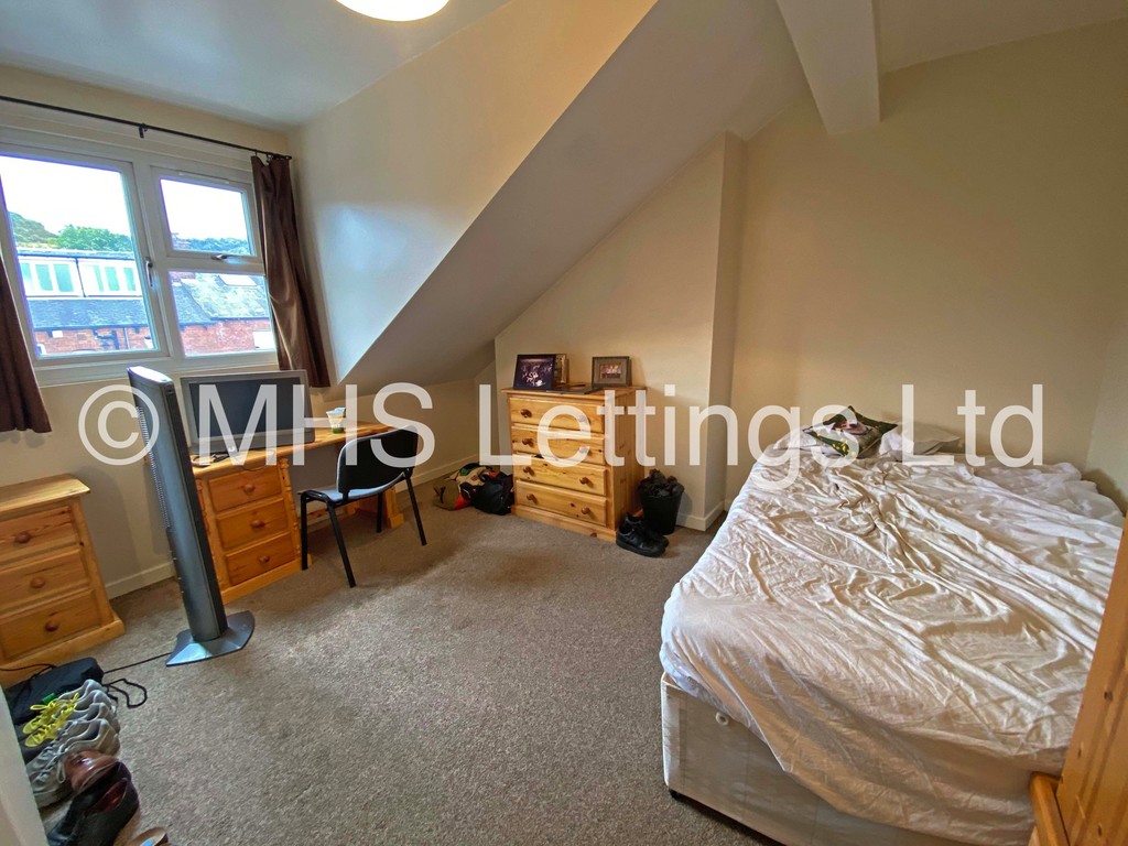 Photo of 5 Bedroom Mid Terraced House in 45 Royal Park Terrace, Leeds, LS6 1EX