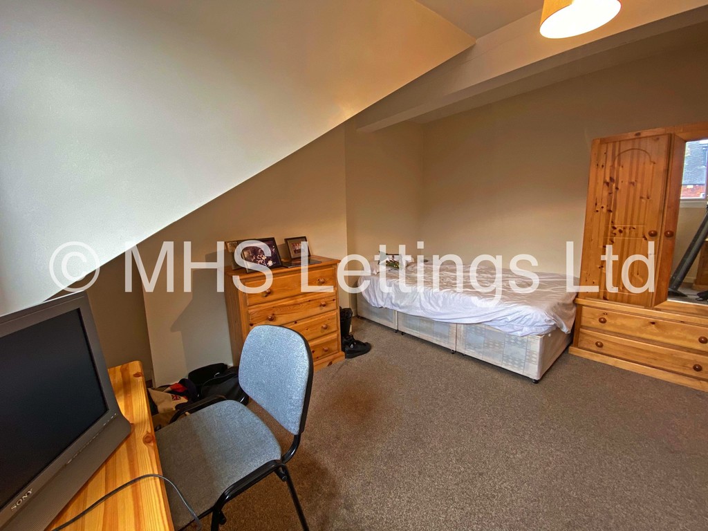 Photo of 5 Bedroom Mid Terraced House in 45 Royal Park Terrace, Leeds, LS6 1EX