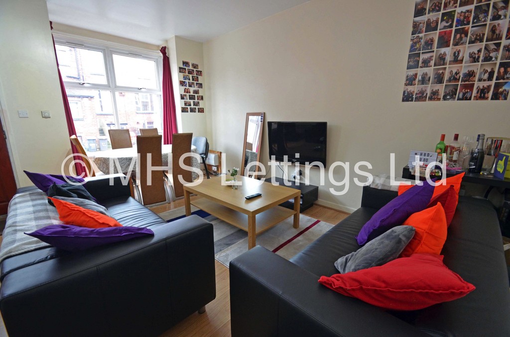 Photo of 5 Bedroom Mid Terraced House in 45 Royal Park Terrace, Leeds, LS6 1EX