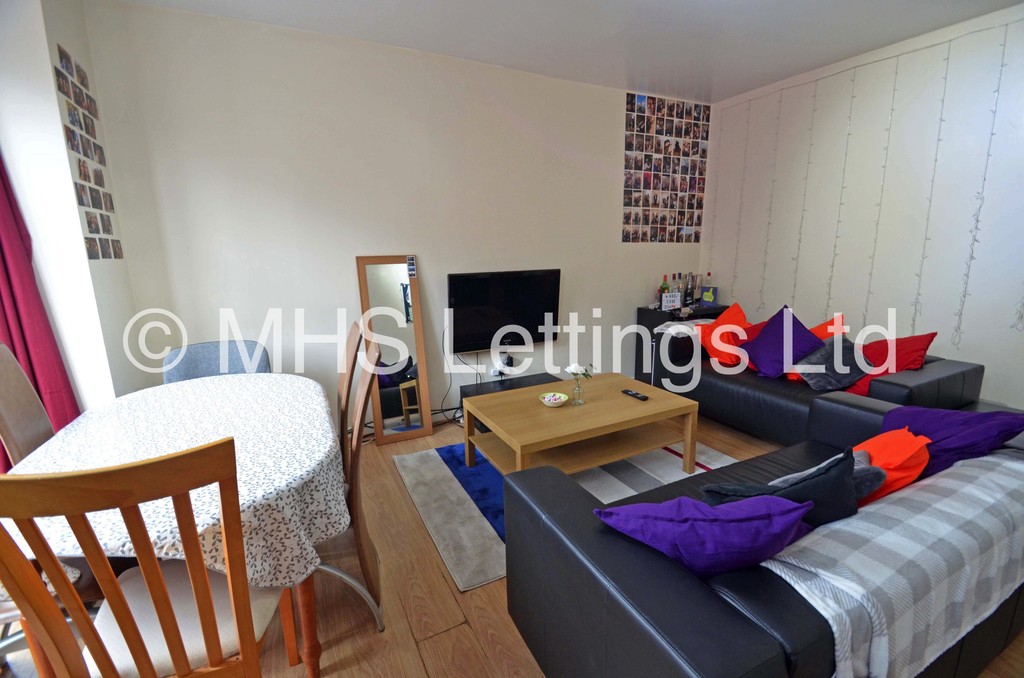 Photo of 5 Bedroom Mid Terraced House in 45 Royal Park Terrace, Leeds, LS6 1EX