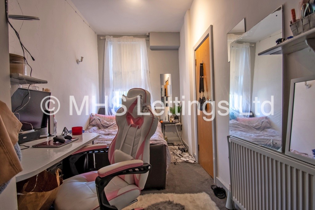 Photo of 7 Bedroom End Terraced House in 73 Victoria Road, Leeds, LS6 1DR