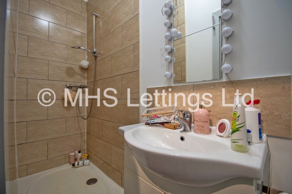 Photo of 7 Bedroom End Terraced House in 73 Victoria Road, Leeds, LS6 1DR