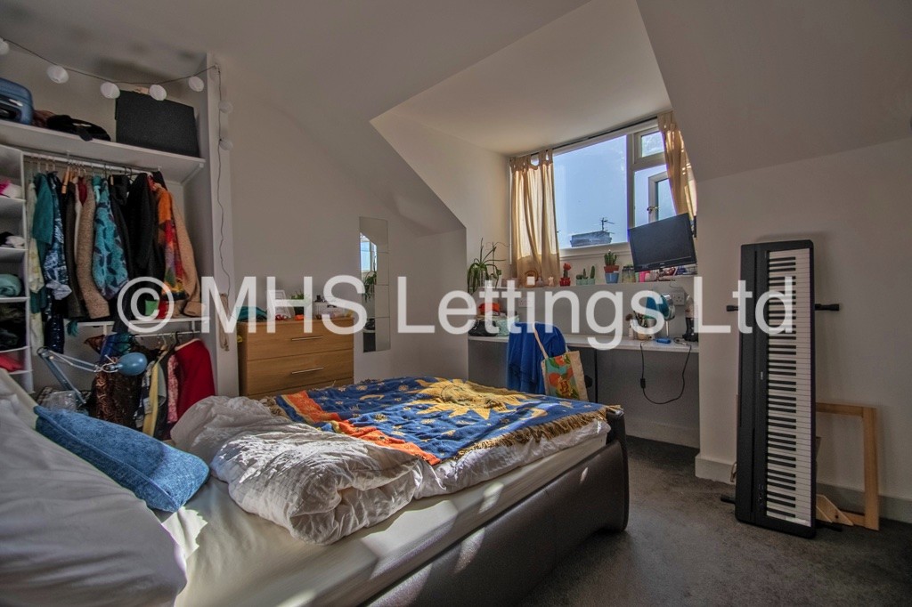 Photo of 7 Bedroom End Terraced House in 73 Victoria Road, Leeds, LS6 1DR