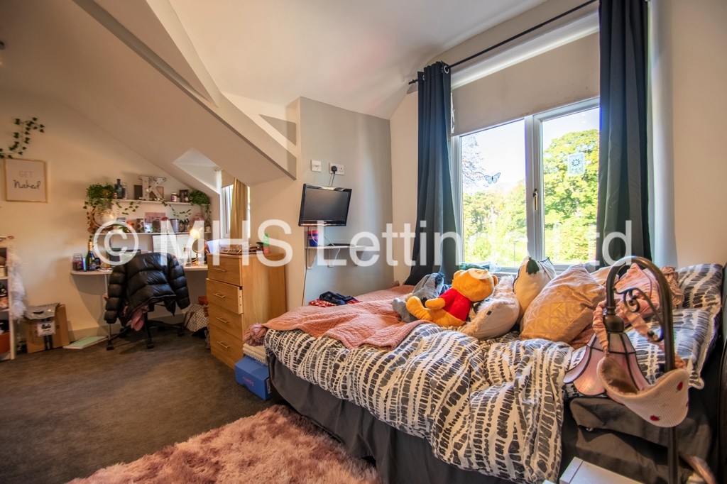 Photo of 7 Bedroom End Terraced House in 73 Victoria Road, Leeds, LS6 1DR