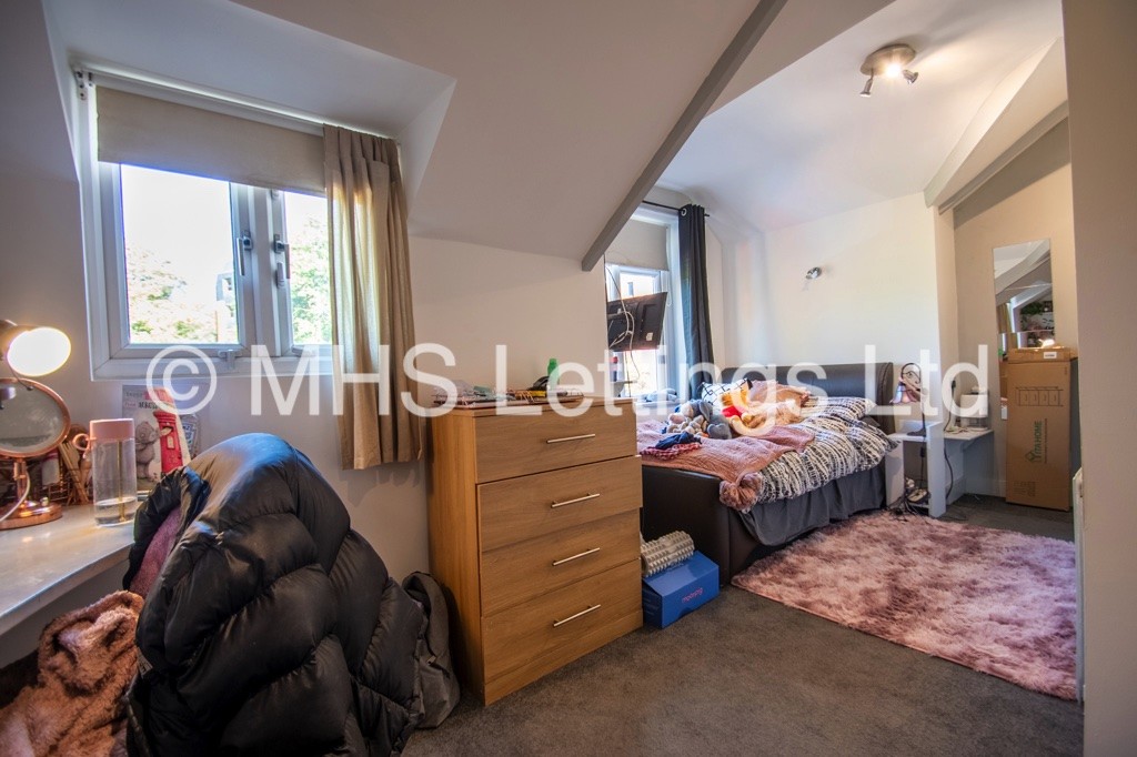Photo of 7 Bedroom End Terraced House in 73 Victoria Road, Leeds, LS6 1DR
