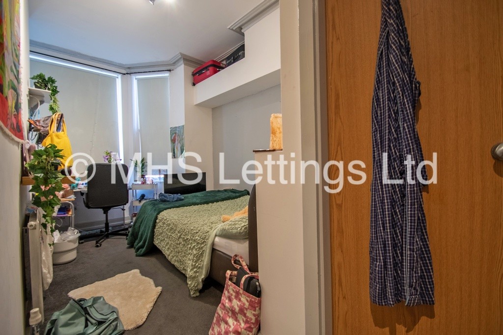 Photo of 7 Bedroom End Terraced House in 73 Victoria Road, Leeds, LS6 1DR