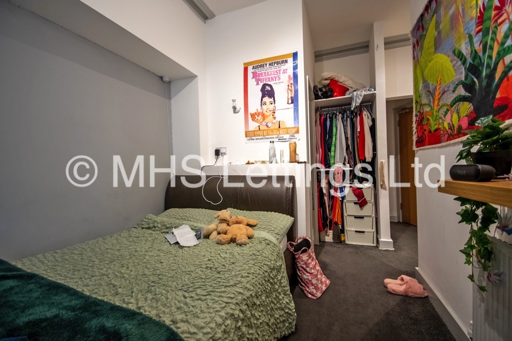 Photo of 7 Bedroom End Terraced House in 73 Victoria Road, Leeds, LS6 1DR