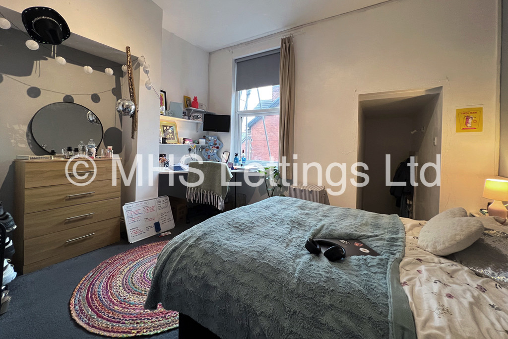 Photo of 7 Bedroom End Terraced House in 73 Victoria Road, Leeds, LS6 1DR