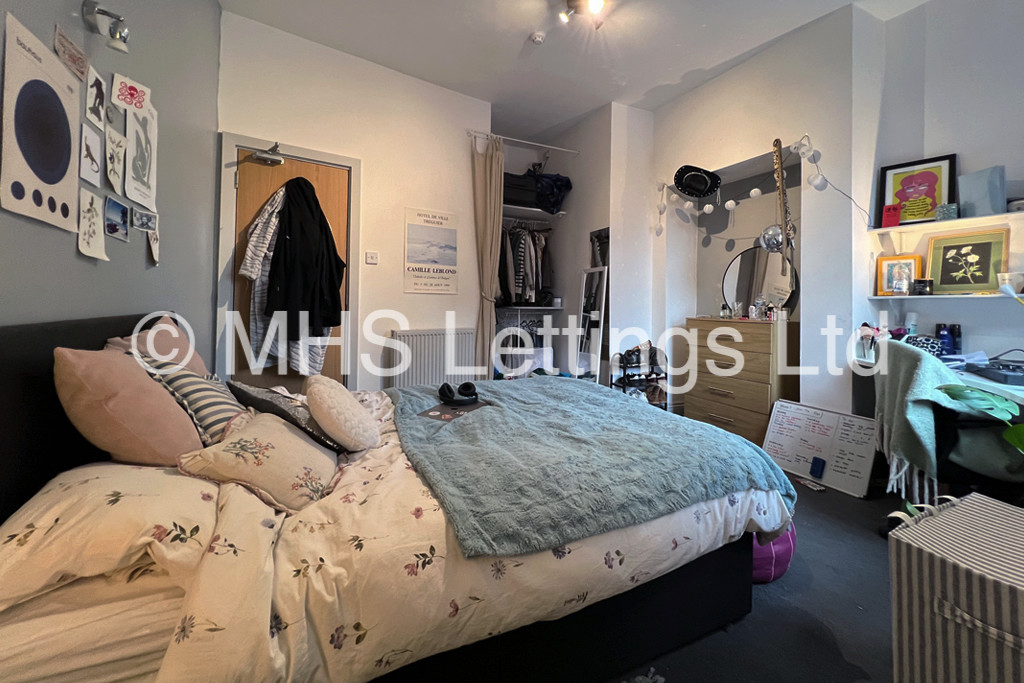 Photo of 7 Bedroom End Terraced House in 73 Victoria Road, Leeds, LS6 1DR