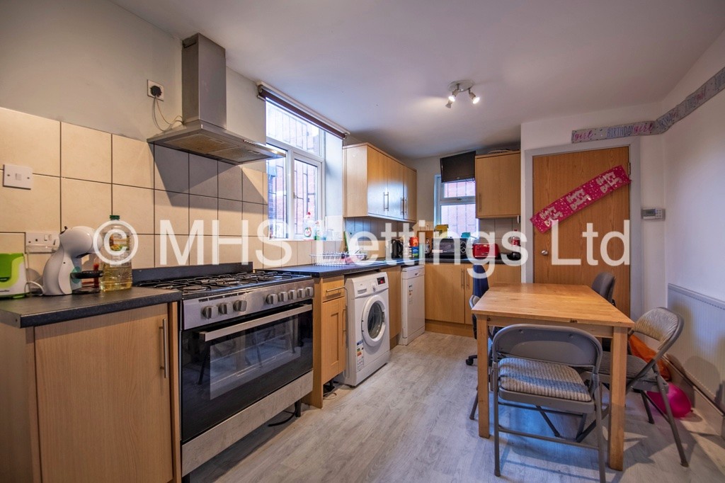 Photo of 7 Bedroom End Terraced House in 73 Victoria Road, Leeds, LS6 1DR