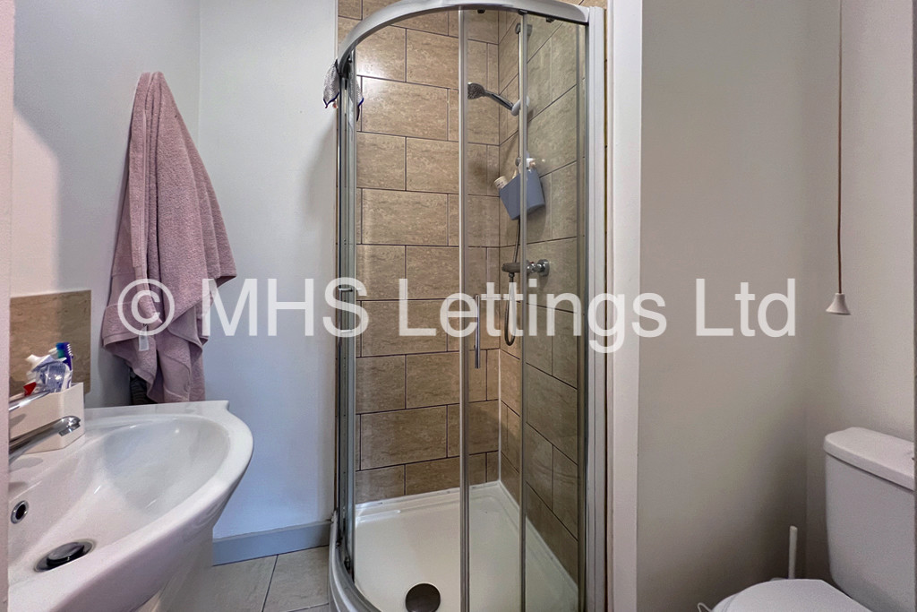 Photo of 7 Bedroom End Terraced House in 73 Victoria Road, Leeds, LS6 1DR