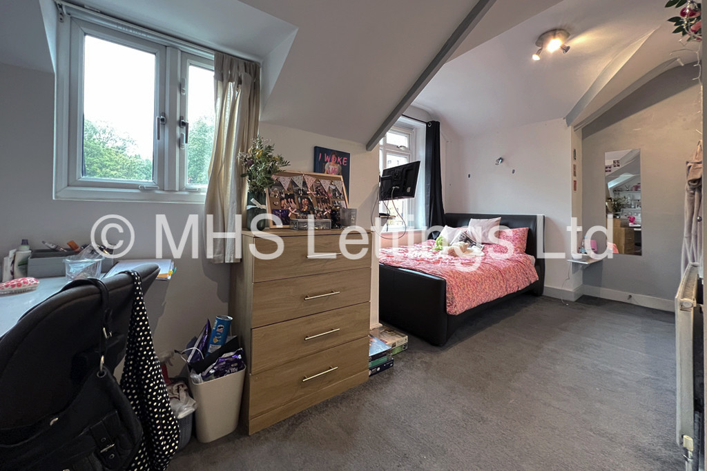 Photo of 7 Bedroom End Terraced House in 73 Victoria Road, Leeds, LS6 1DR