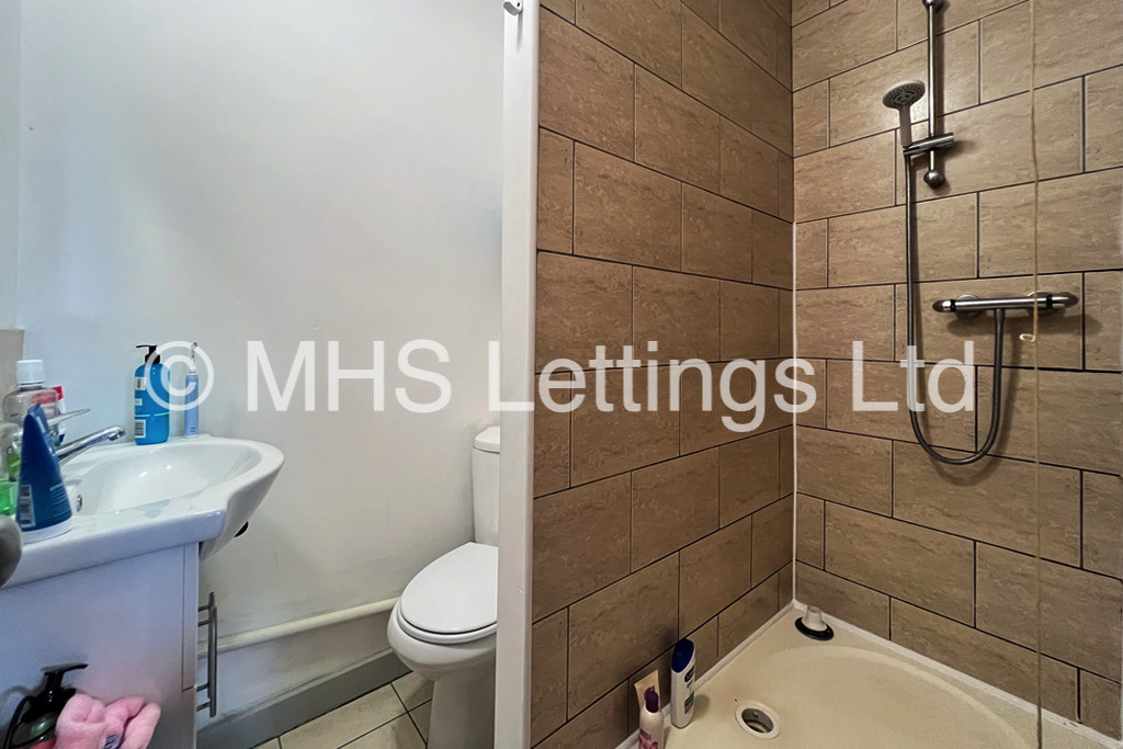 Photo of 7 Bedroom End Terraced House in 73 Victoria Road, Leeds, LS6 1DR