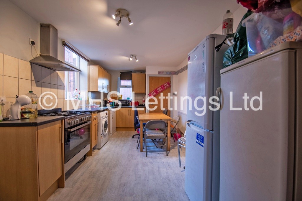 Photo of 7 Bedroom End Terraced House in 73 Victoria Road, Leeds, LS6 1DR