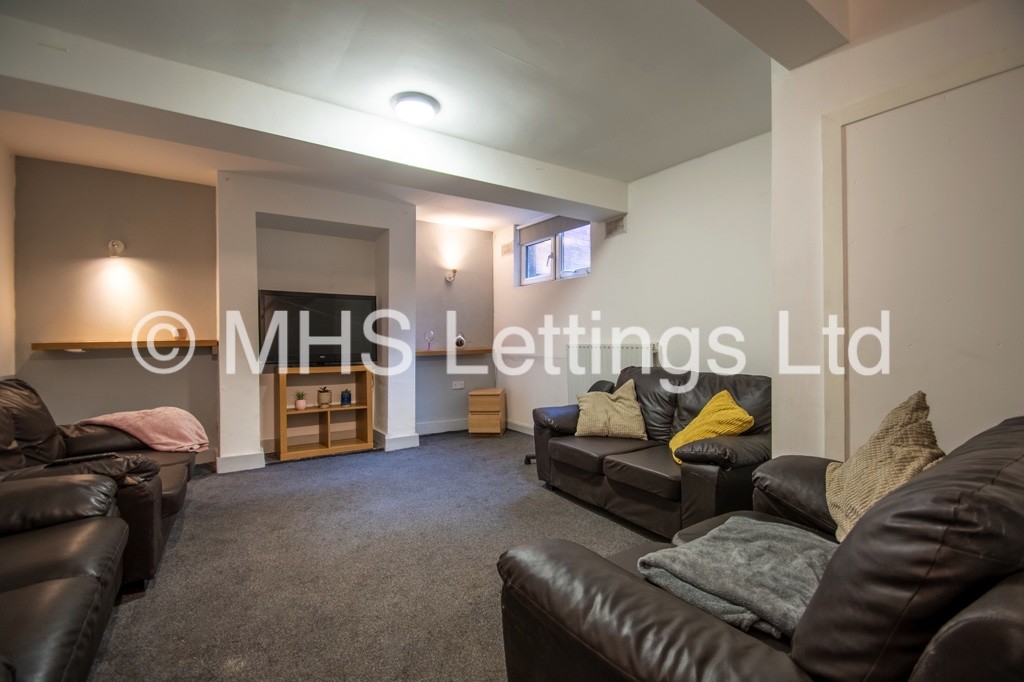 Photo of 7 Bedroom End Terraced House in 73 Victoria Road, Leeds, LS6 1DR