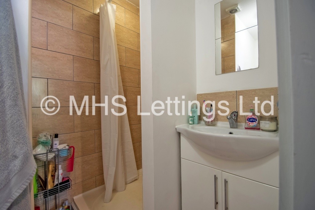 Photo of 7 Bedroom End Terraced House in 73 Victoria Road, Leeds, LS6 1DR