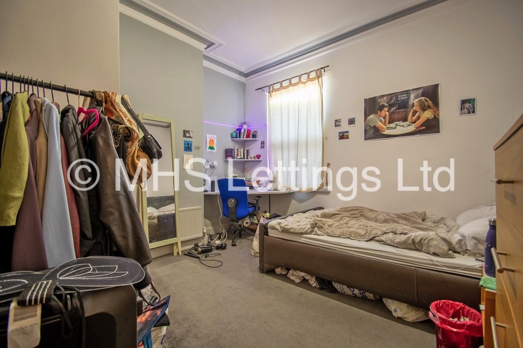 Photo of 7 Bedroom End Terraced House in 73 Victoria Road, Leeds, LS6 1DR