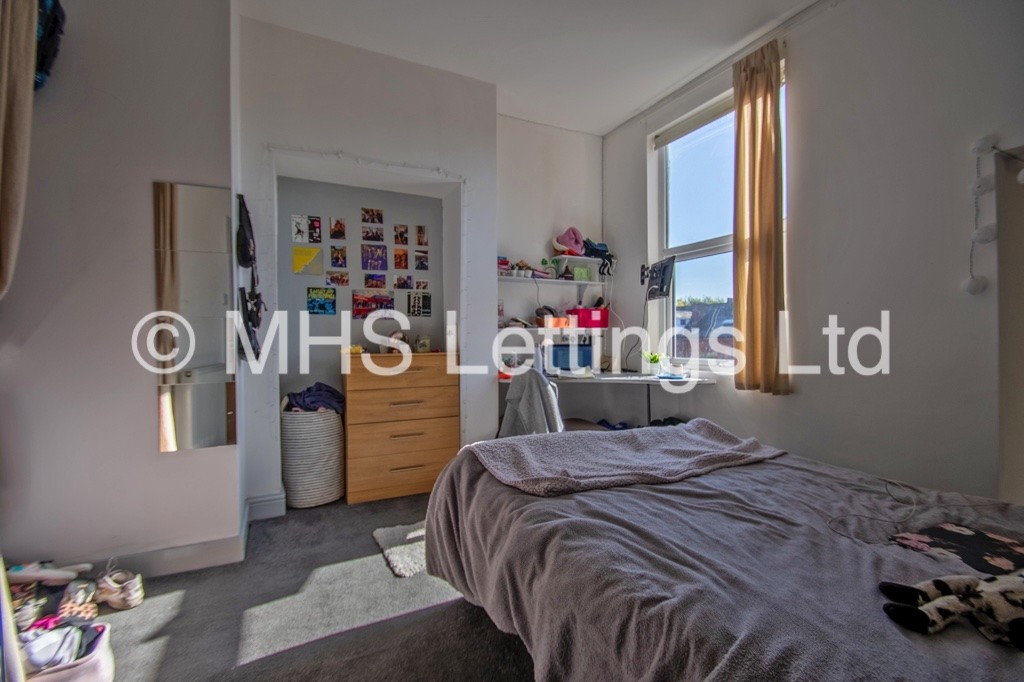 Photo of 7 Bedroom End Terraced House in 73 Victoria Road, Leeds, LS6 1DR