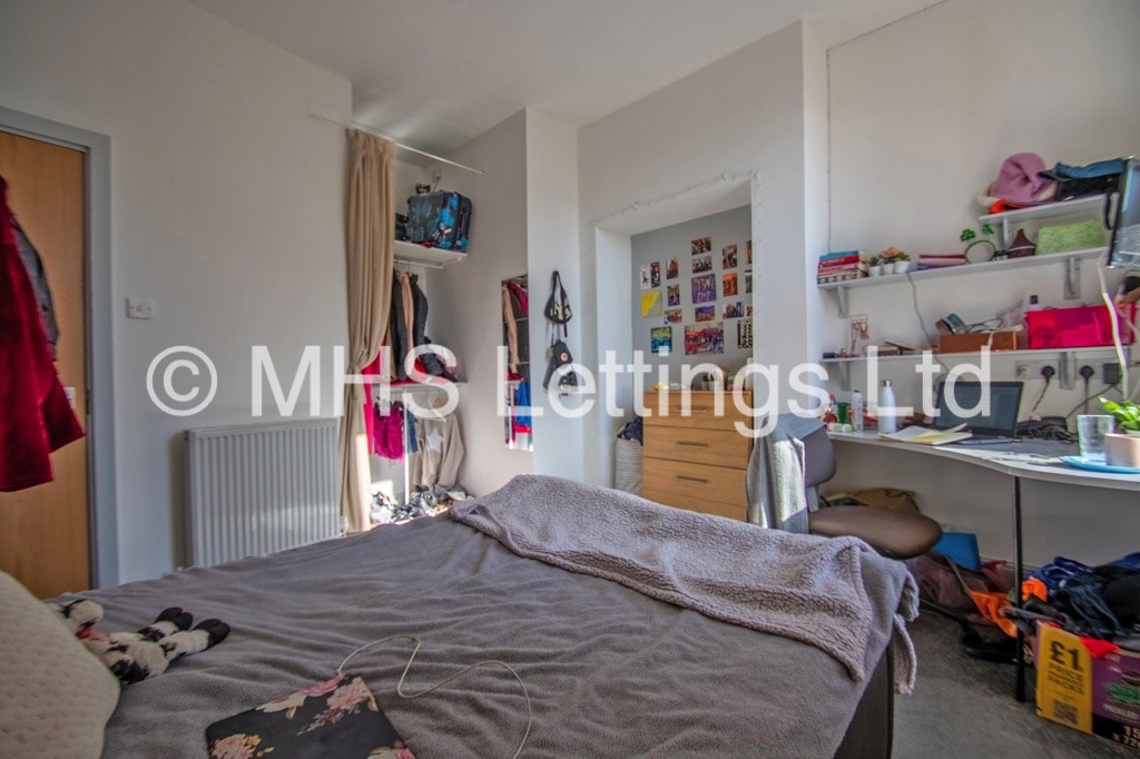 Photo of 7 Bedroom End Terraced House in 73 Victoria Road, Leeds, LS6 1DR