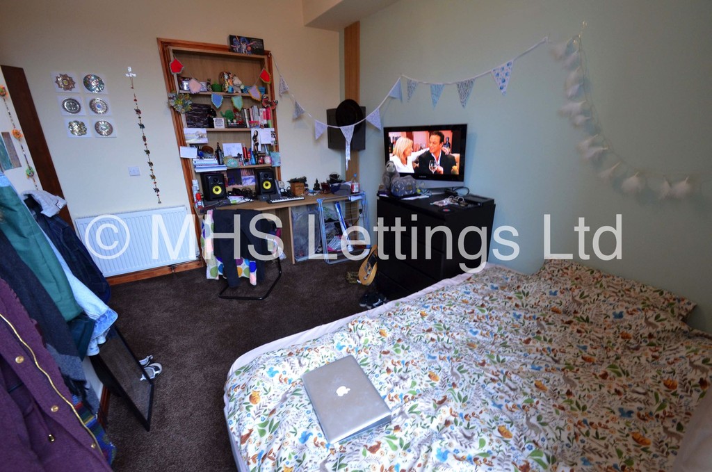 Photo of 6 Bedroom End Terraced House in 189 Cardigan Lane, Leeds, LS6 1DX