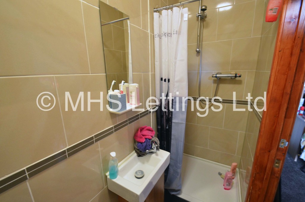 Photo of 6 Bedroom End Terraced House in 189 Cardigan Lane, Leeds, LS6 1DX