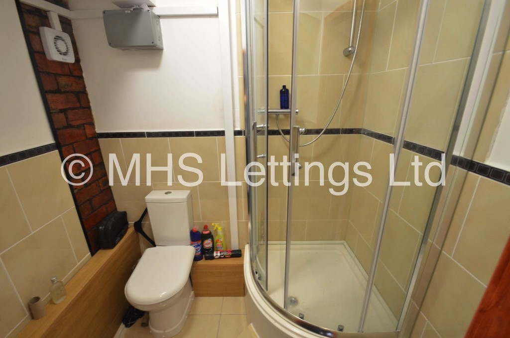 Photo of 6 Bedroom End Terraced House in 189 Cardigan Lane, Leeds, LS6 1DX