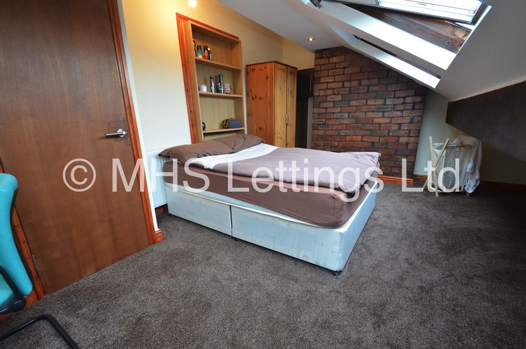 Photo of 6 Bedroom End Terraced House in 189 Cardigan Lane, Leeds, LS6 1DX