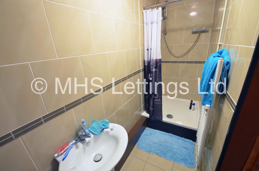 Photo of 6 Bedroom End Terraced House in 189 Cardigan Lane, Leeds, LS6 1DX