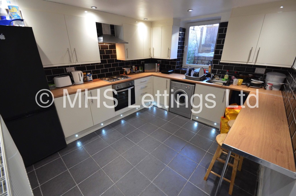 Photo of 5 Bedroom Mid Terraced House in 26 Hessle View, Leeds, LS6 1ER