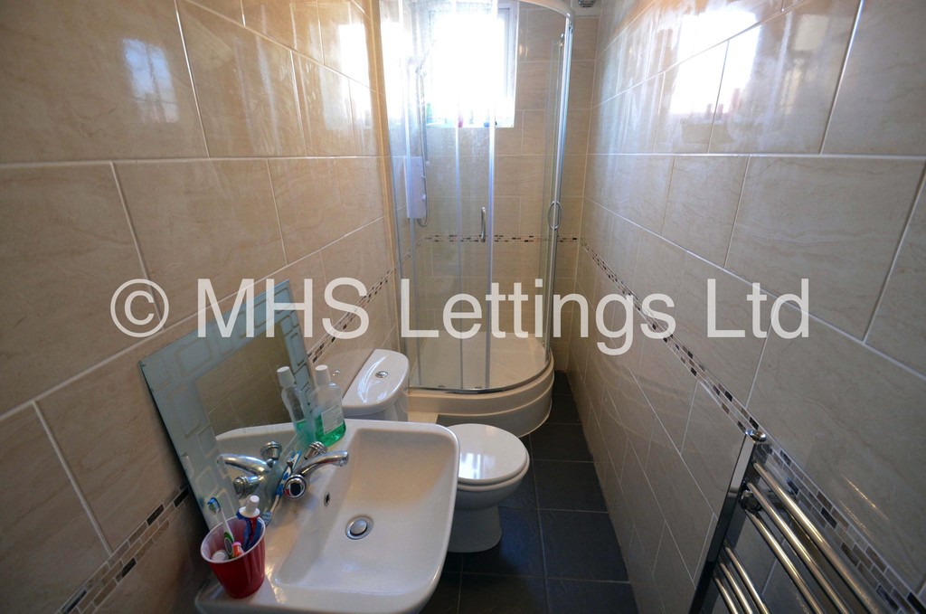 Photo of 5 Bedroom Mid Terraced House in 26 Hessle View, Leeds, LS6 1ER