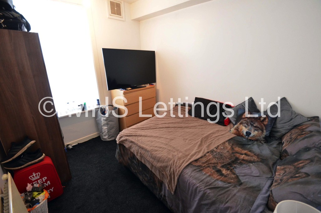 Photo of 5 Bedroom Mid Terraced House in 26 Hessle View, Leeds, LS6 1ER
