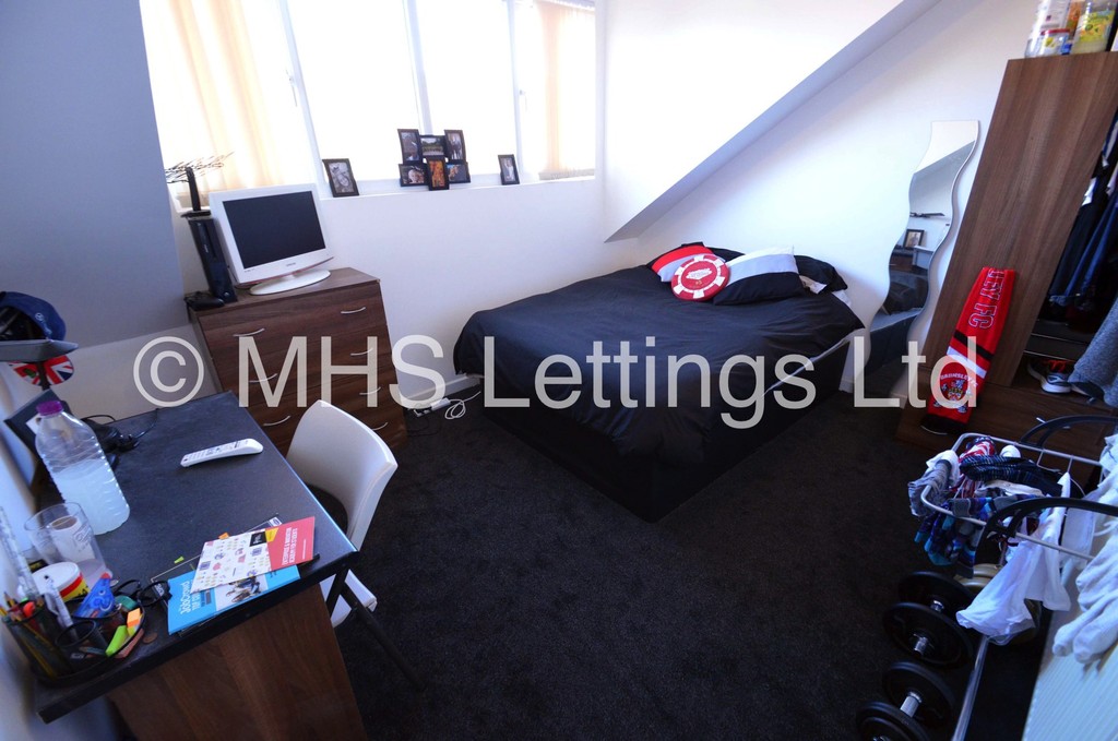 Photo of 5 Bedroom Mid Terraced House in 26 Hessle View, Leeds, LS6 1ER