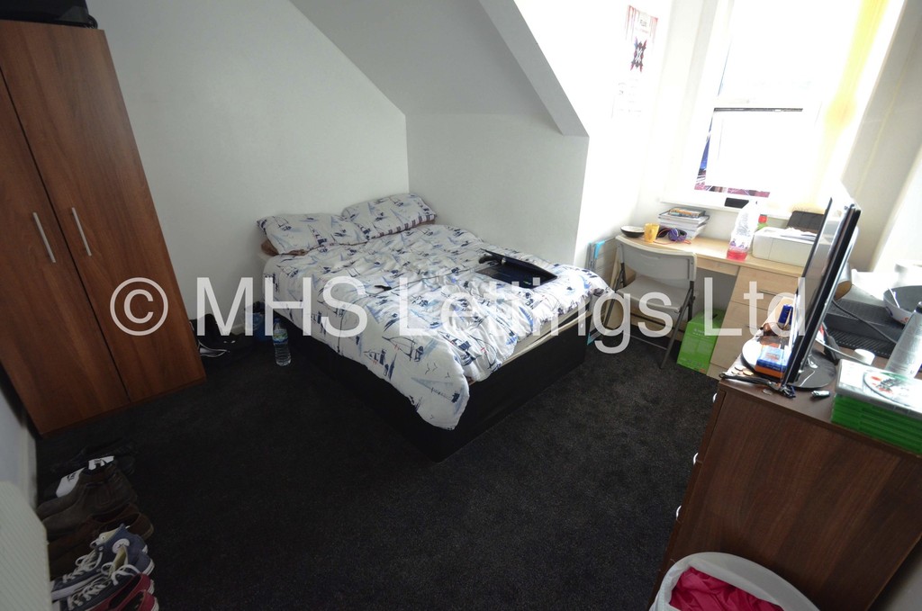 Photo of 5 Bedroom Mid Terraced House in 26 Hessle View, Leeds, LS6 1ER