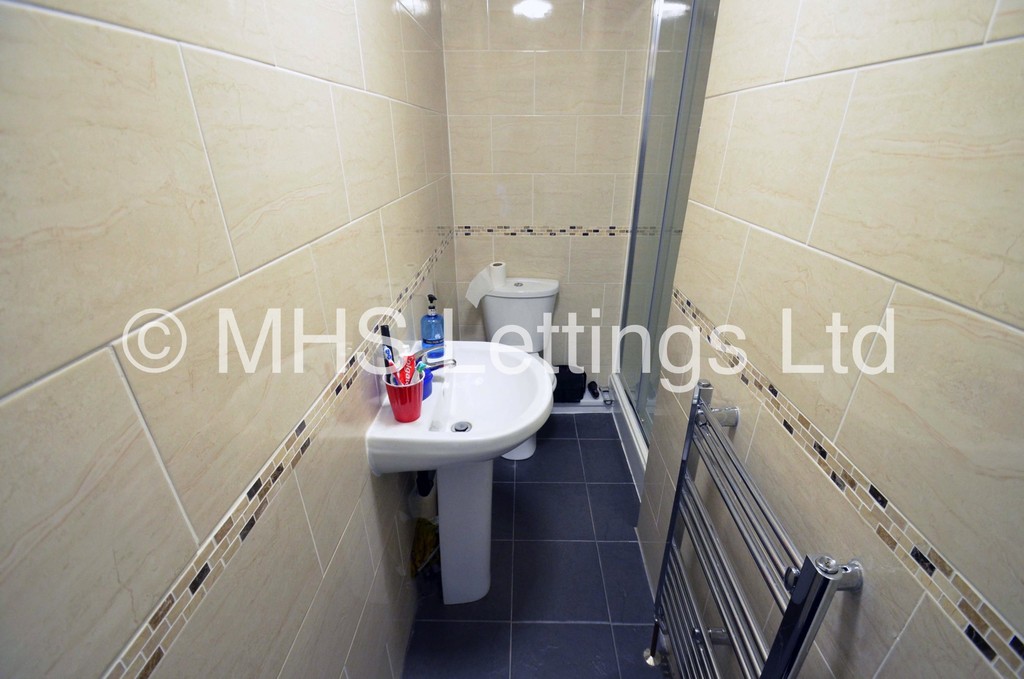 Photo of 5 Bedroom Mid Terraced House in 26 Hessle View, Leeds, LS6 1ER