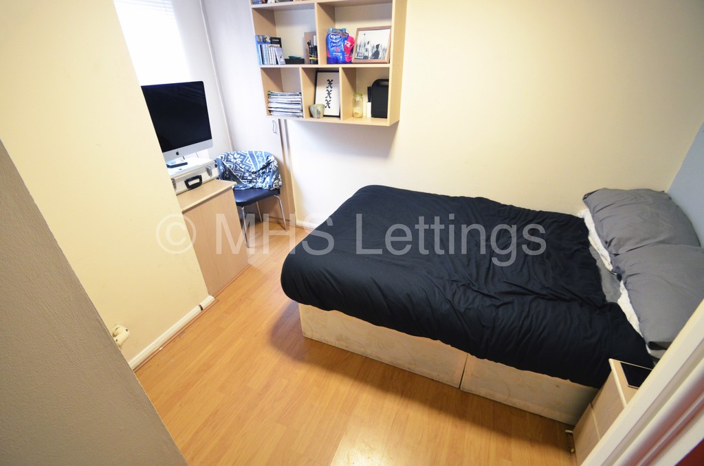 Photo of 4 Bedroom Mid Terraced House in 3 Lumley Avenue, Leeds, LS4 2LR