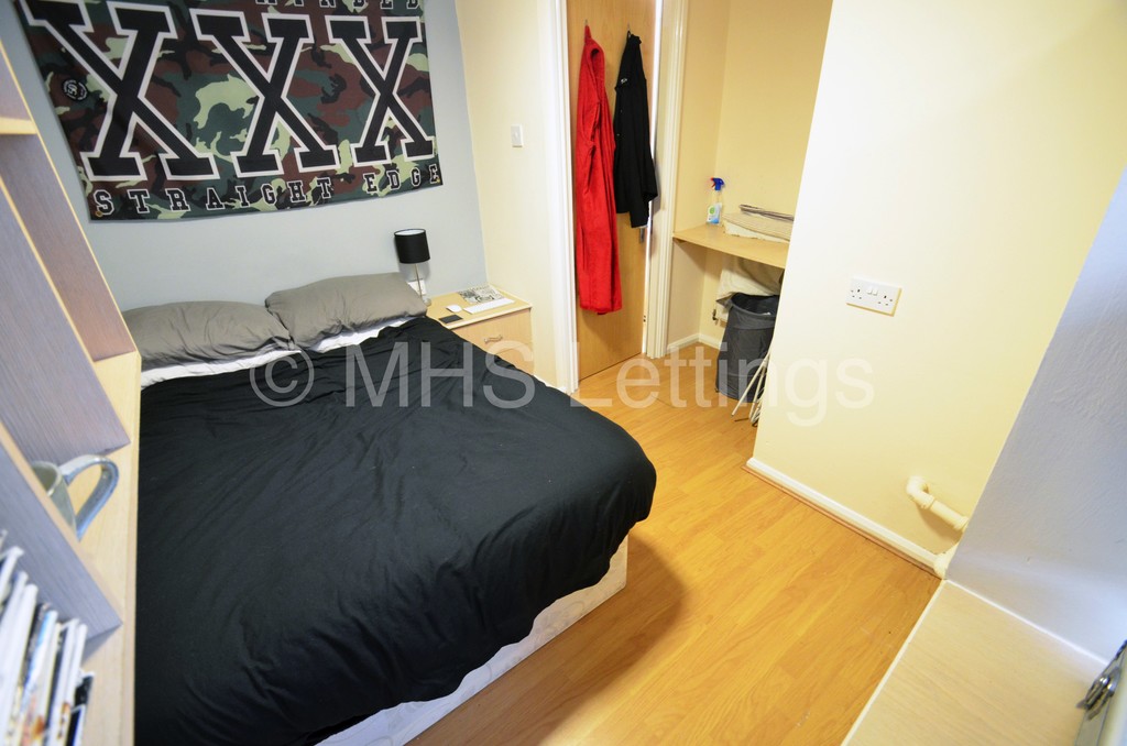 Photo of 4 Bedroom Mid Terraced House in 3 Lumley Avenue, Leeds, LS4 2LR