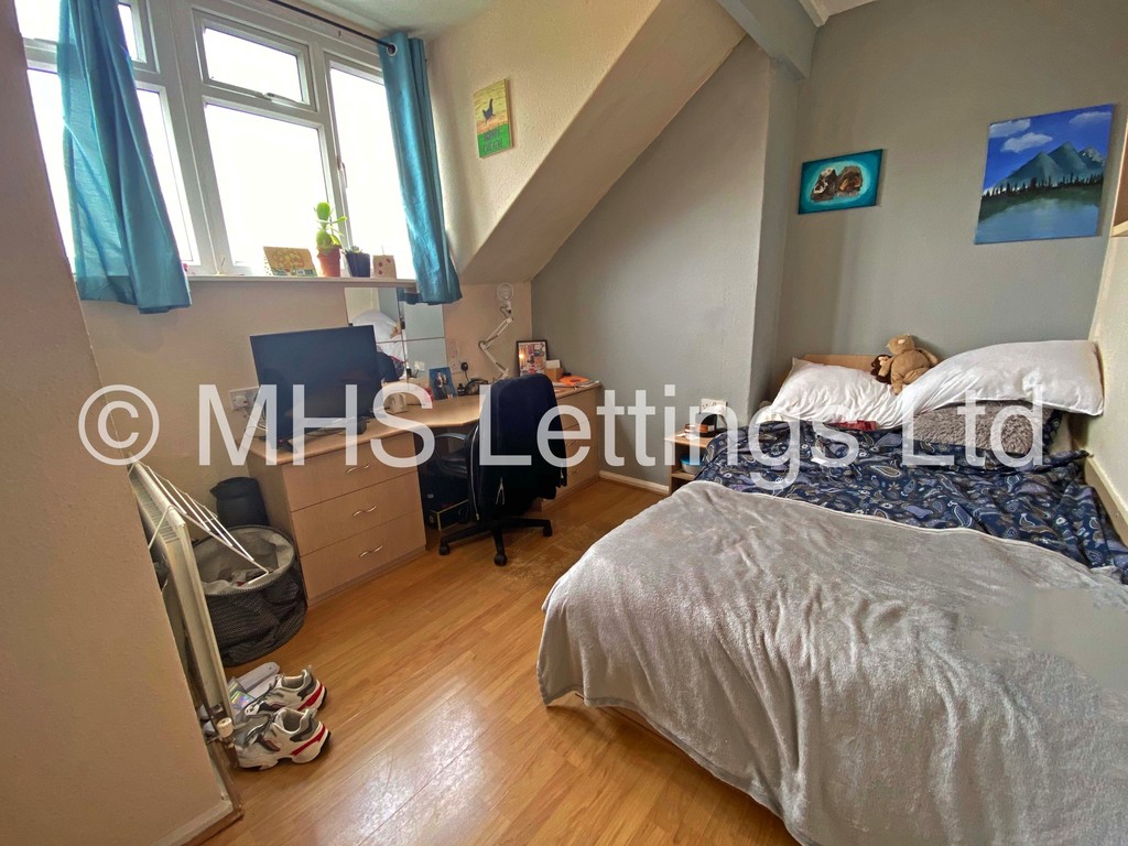Photo of 4 Bedroom Mid Terraced House in 3 Lumley Avenue, Leeds, LS4 2LR