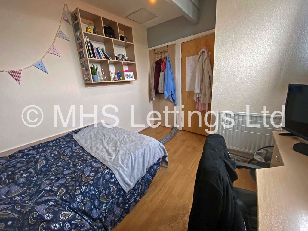 Photo of 4 Bedroom Mid Terraced House in 3 Lumley Avenue, Leeds, LS4 2LR