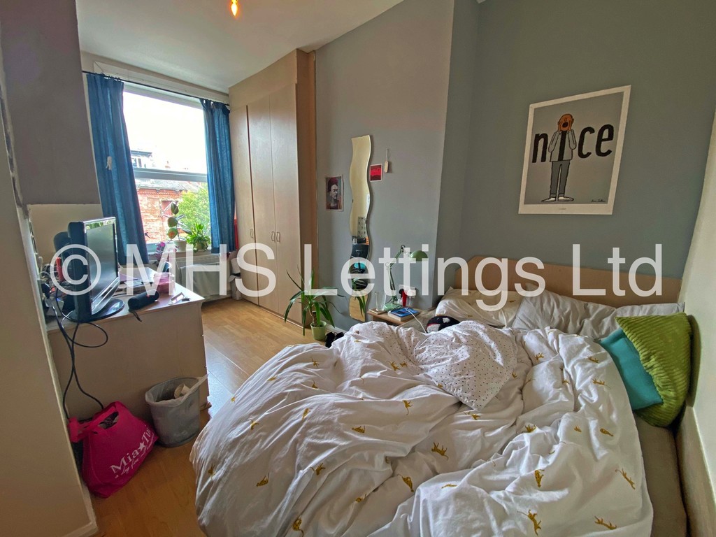 Photo of 4 Bedroom Mid Terraced House in 3 Lumley Avenue, Leeds, LS4 2LR