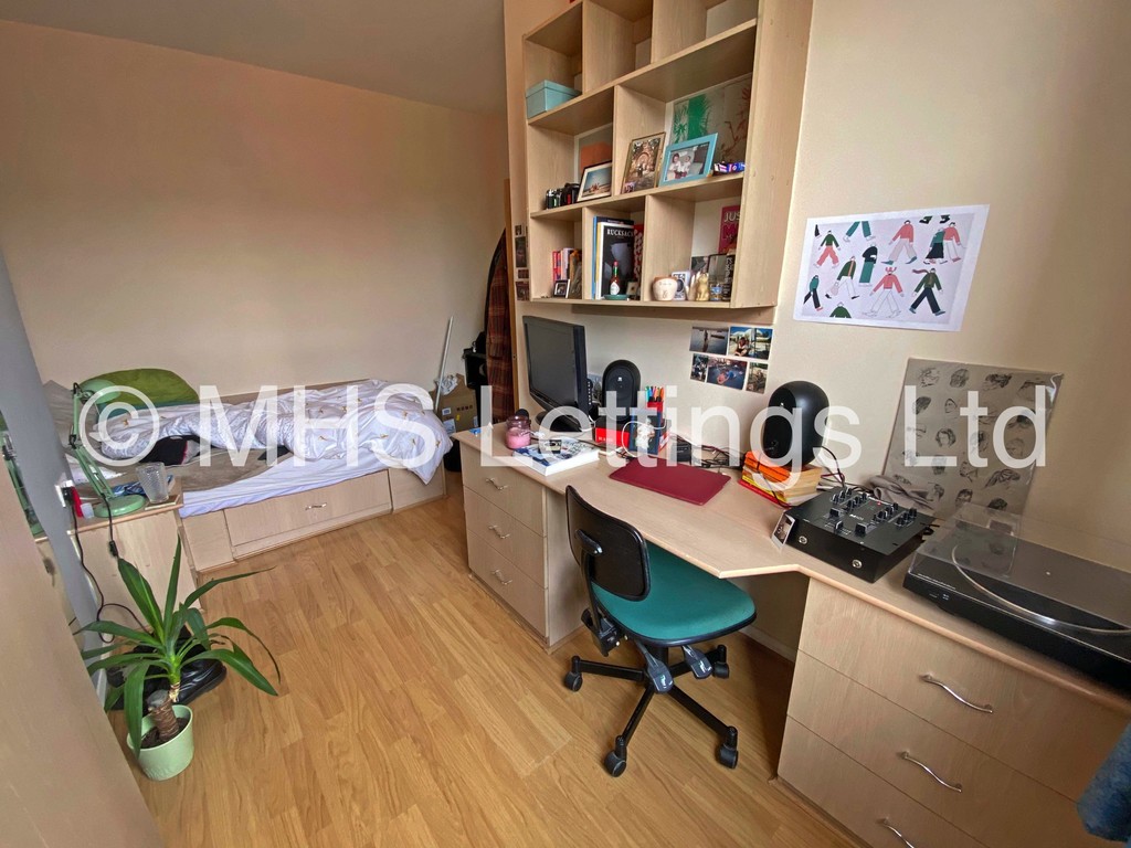 Photo of 4 Bedroom Mid Terraced House in 3 Lumley Avenue, Leeds, LS4 2LR