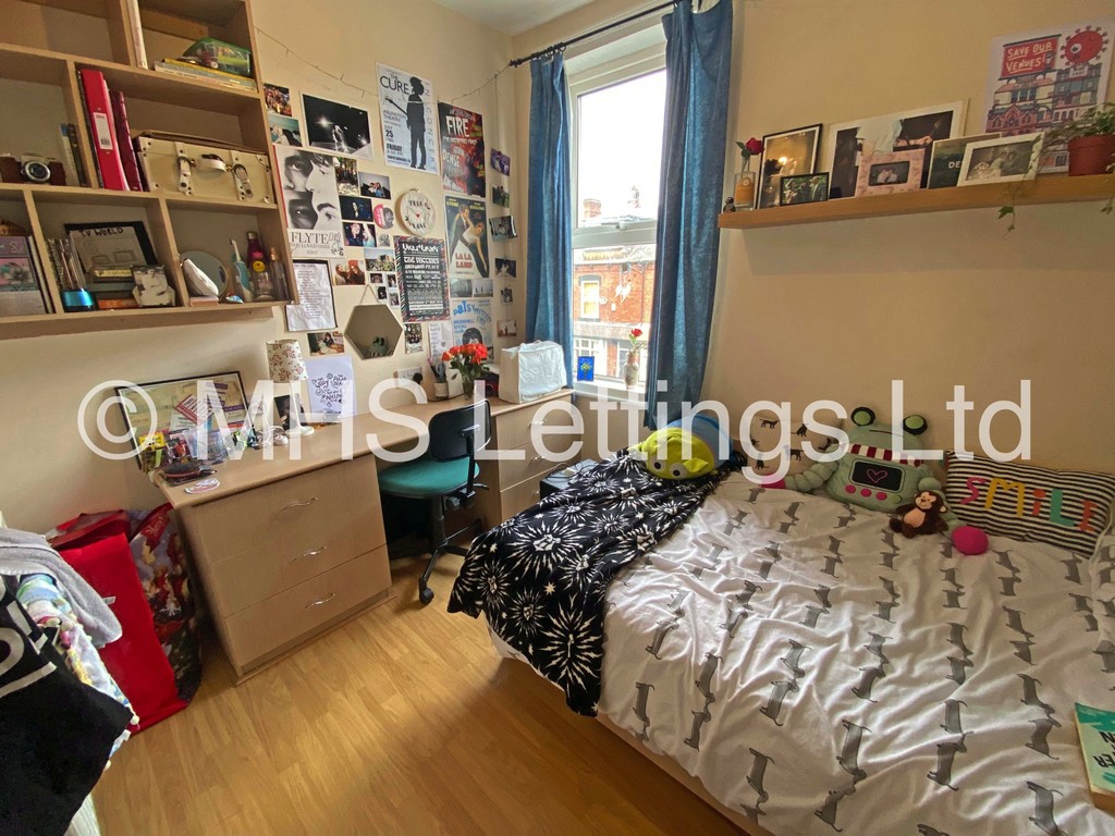 Photo of 4 Bedroom Mid Terraced House in 3 Lumley Avenue, Leeds, LS4 2LR