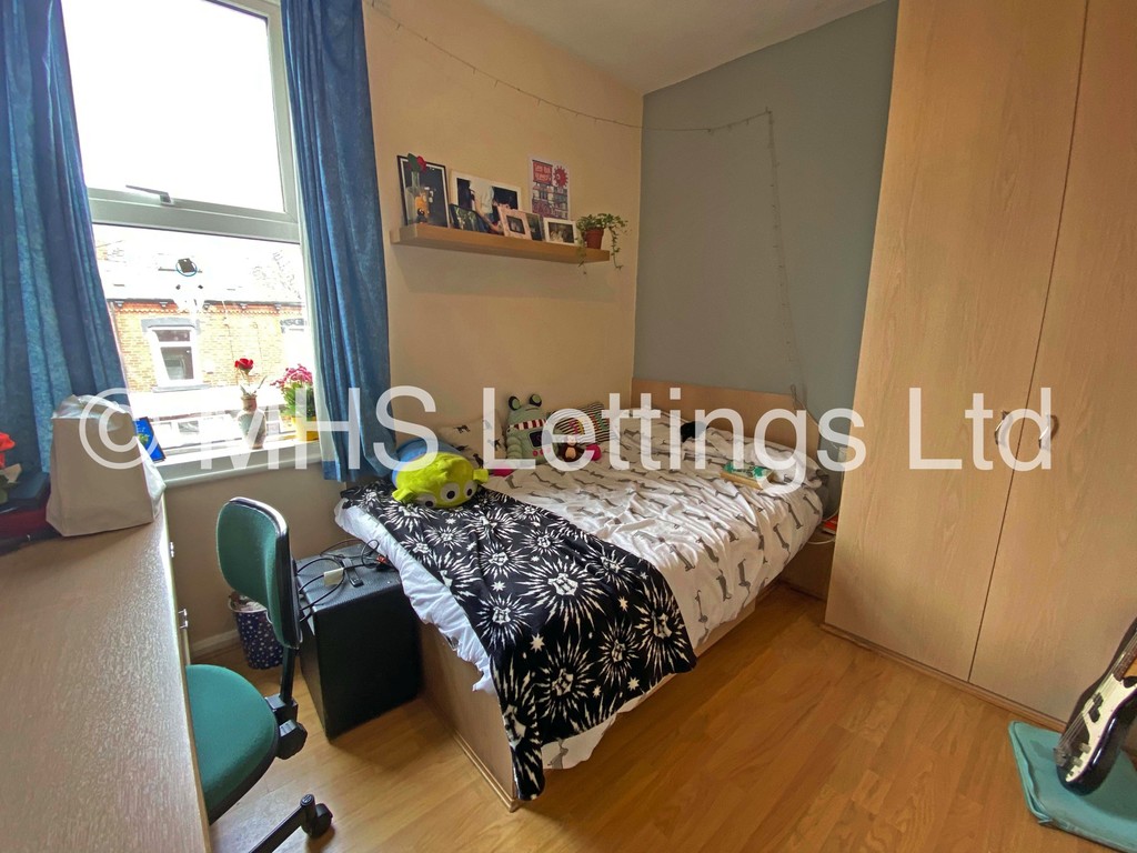 Photo of 4 Bedroom Mid Terraced House in 3 Lumley Avenue, Leeds, LS4 2LR