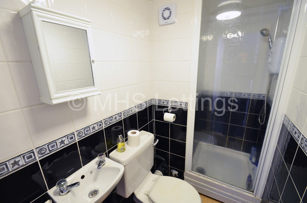 Photo of 4 Bedroom Mid Terraced House in 3 Lumley Avenue, Leeds, LS4 2LR