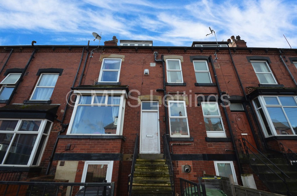 Photo of 4 Bedroom Mid Terraced House in 3 Lumley Avenue, Leeds, LS4 2LR
