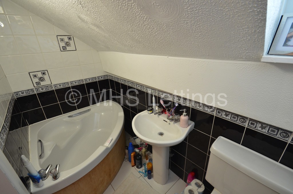 Photo of 4 Bedroom Mid Terraced House in 3 Lumley Avenue, Leeds, LS4 2LR