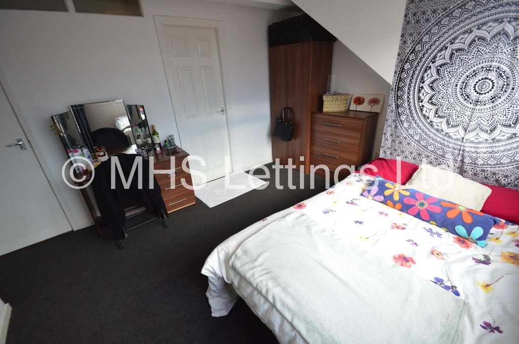 Photo of 5 Bedroom Mid Terraced House in 23 Brudenell View, Leeds, LS6 1HG