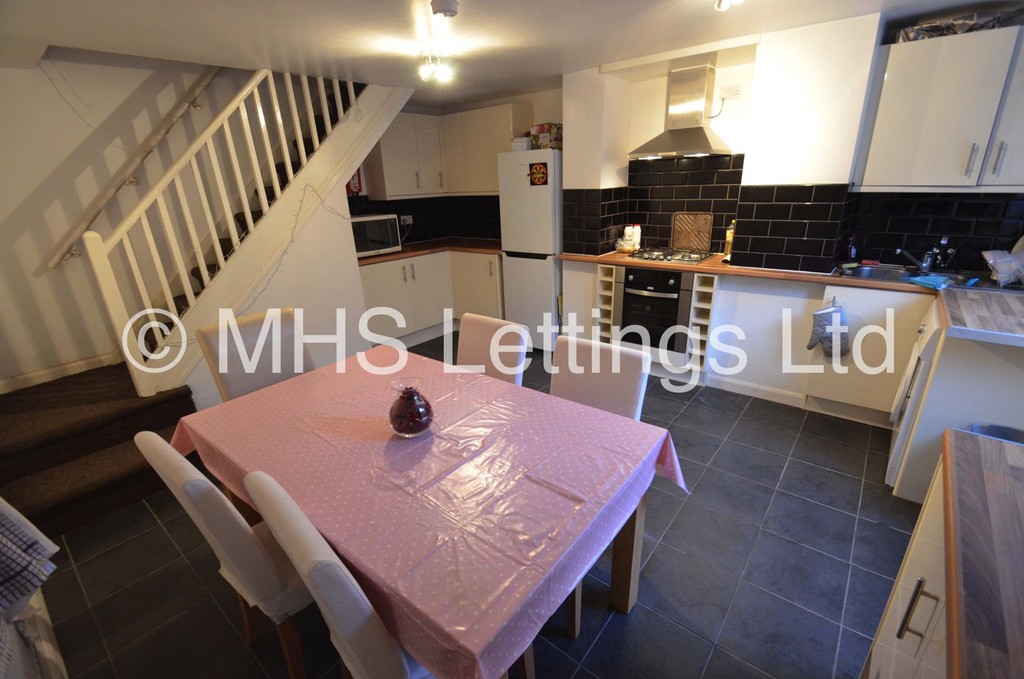 Photo of 5 Bedroom Mid Terraced House in 23 Brudenell View, Leeds, LS6 1HG